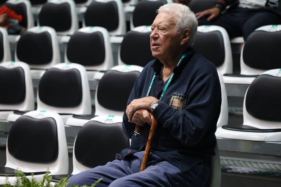 Nicola Pietrangeli la un turneu de tenis FOTO Imago Images Nicola Pietrangeli, campion la Paris de două ori, despre finala masculină de la Roland Garros: „Carlos Alcaraz e un cal nărăvaș, dar Jannik Sinner e de neantins”