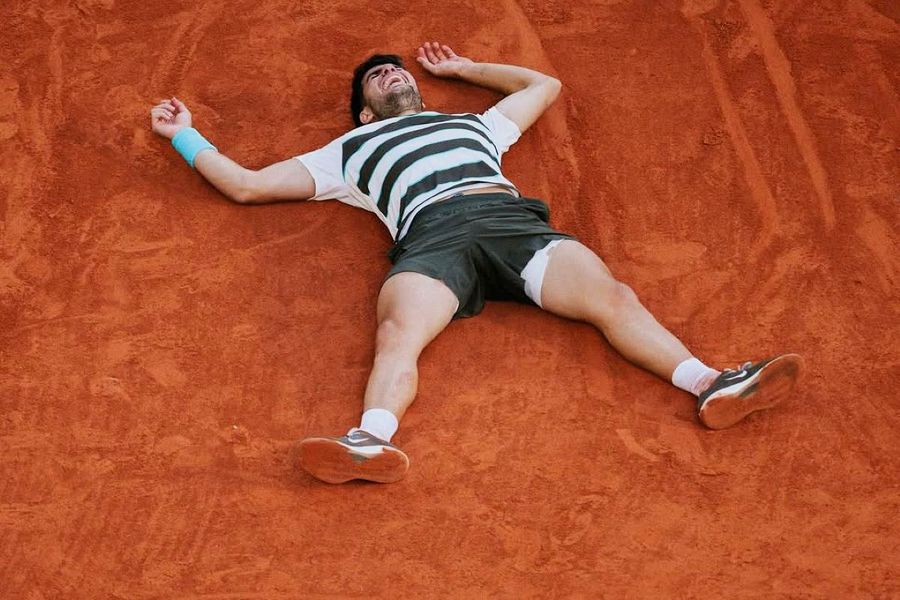 Carlos Alcaraz, imediat după victoria de la Roland Garros 2025 Foto: Instagram Roland Garros Antrenorul lui Carlos Alcaraz și-a dezvăluit trăirile din finala de la Roland Garros: „Era 0-40, s-a uitat la mine și parcă spunea: «Încă sunt aici!»”