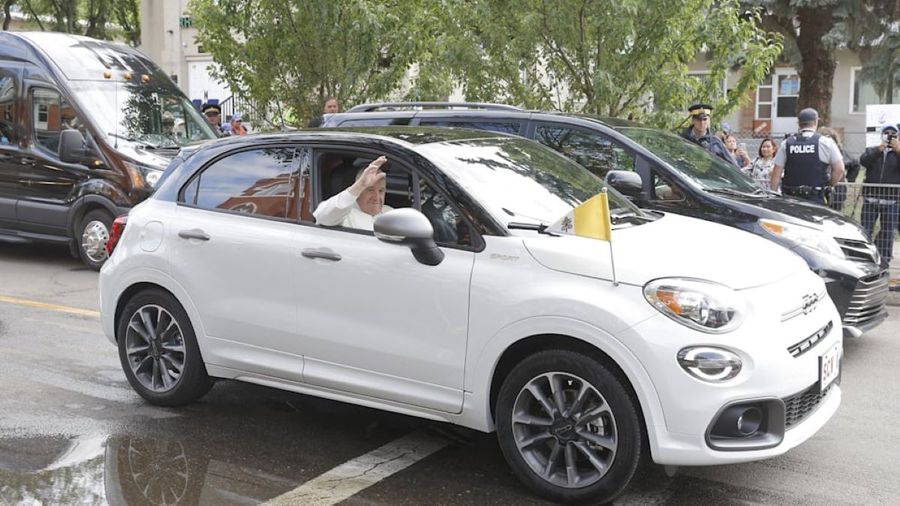 Papa Francisc mergea cu un Fiat 500L Papă nou, stil nou! Upgrade la Vatican » Ce mașină folosește Papa Leon al XIV-lea